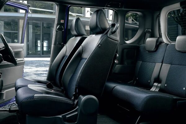 タントカスタムの内装｜レザー調シートの高級感