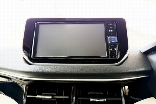 軽自動車のダッシュボードにインダッシュ型カーナビを設置した画像