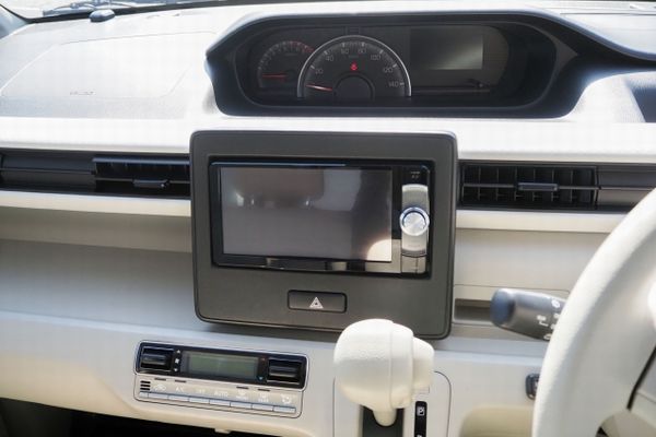 軽自動車のダッシュボードにオンダッシュ型カーナビを設置した画像