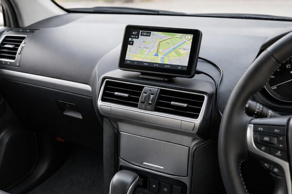 ダッシュボードに設置したポータブルナビ（後付けできない車の対処法）