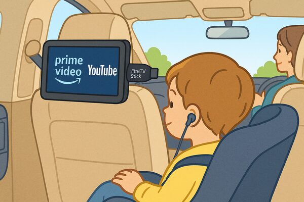 Fire TV Stickを接続した後部座席モニターでネット動画を楽しむ子ども|静かな車内と拡張性ある再生環境を描いたイラスト