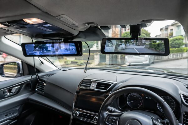 デジタルインナーミラーの取り付け品質の違い（配線が見える不完全な設置と、配線が隠れた綺麗な施工の比較）を車内から見たイメージ