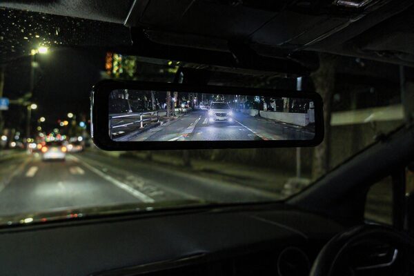 夜間走行でも見やすいデジタルインナーミラーの表示（ヘッドライトの眩しさを抑えつつ後続車や道路状況をはっきり確認できる状態）