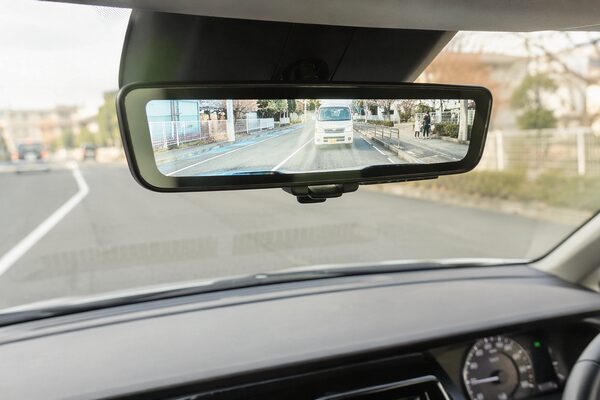 デジタルインナーミラーで後方がクリアに見える車内の様子（後席の影響を受けない広い視界）