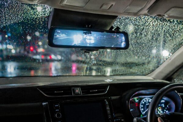 雨の夜間走行でデジタルインナーミラーの映像が見えにくくなっている車内の様子（後方視界がやや不明瞭な状態）