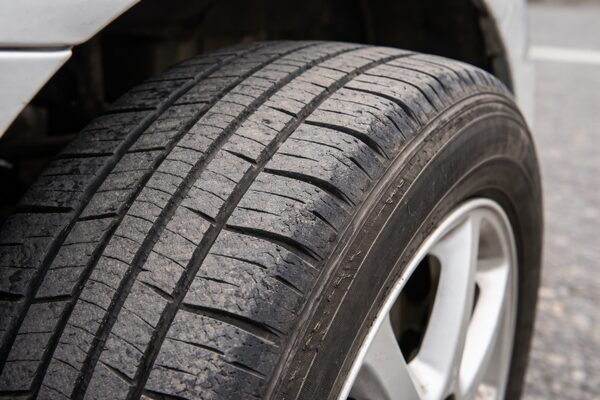 ひび割れや硬化が進んだスタッドレスタイヤの劣化状態