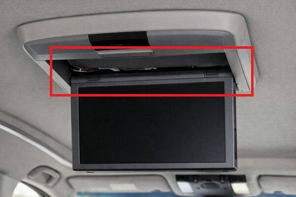 アルファードのフリップダウンモニター後付けで起きた施工不良の例（ズレや隙間）