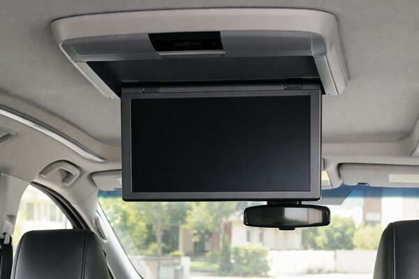 アルファードに後付けされたフリップダウンモニターの車内設置例