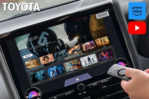 トヨタのディスプレイオーディオで動画アプリを操作している様子｜テレビキャンセラー装着時の安全な利用イメージ