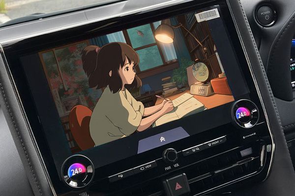 走行中でも映像を楽しめるようになった車内ディスプレイにアニメが映っている様子｜テレビキャンセラー使用時のイメージ
