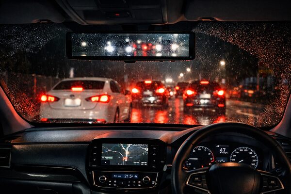 デジタルインナーミラーが見にくいケース（夜間・雨）イメージ