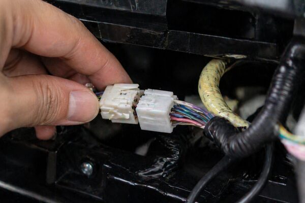 ハリアーのナビ裏でコネクタが完全に差し込まれていない状態（接触不良の原因）