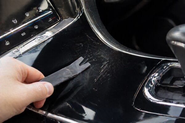 ハリアーのピアノブラックパネルに取り外し作業で傷がついてしまった例