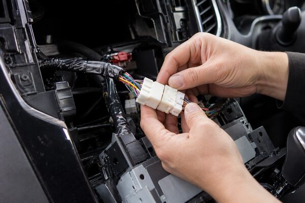 ハリアーのナビ裏でテレビキャンセラーをカプラーオン接続している様子