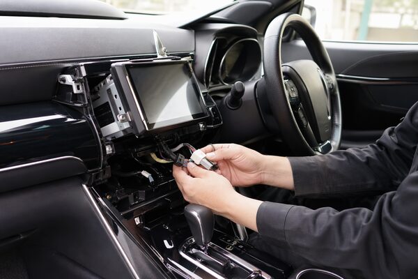 ハリアーのナビ裏配線にアクセスするためにセンターコンソールを分解している様子