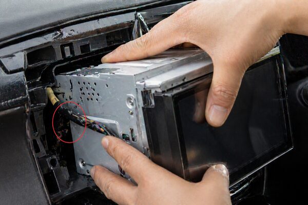 ハリアーのナビ取り付け時に配線を挟み込んでしまっている状態（後から不具合の原因）