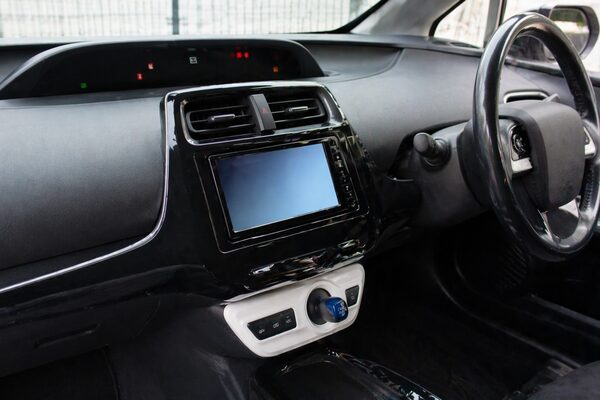 プリウスにテレビキャンセラーを正しく取り付けた後のきれいなダッシュボード状態