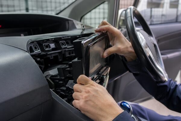 プリウスのテレビキャンセラーDIYでダッシュボード分解に苦戦している様子