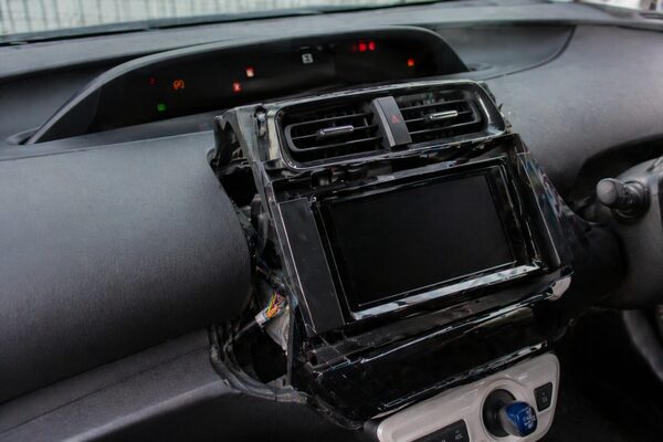 プリウスでテレビキャンセラー取り付けミスによりナビ画面が真っ暗になった状態