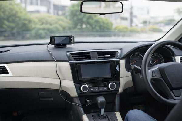 レーダー探知機をシガーソケット接続で取り付けた実例（配線がやや見える状態）