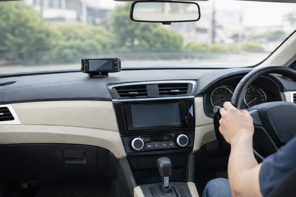 レーダー探知機を裏取り配線で取り付けた状態（配線が見えないスッキリした仕上がり）