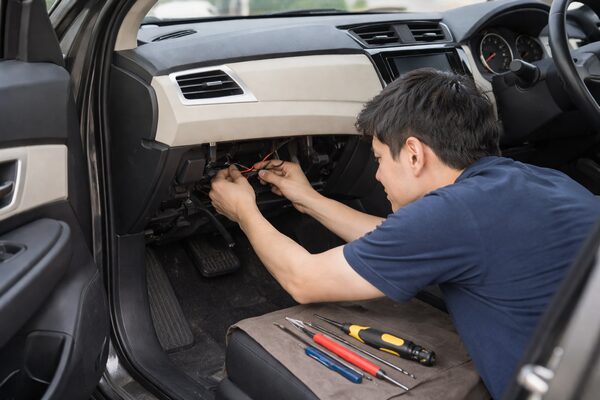 レーダー探知機を専門業者が取り付けしている作業風景（丁寧な施工のイメージ）