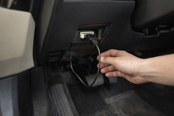 レーダー探知機をOBDポートに接続した取り付け例（運転席足元の接続位置）