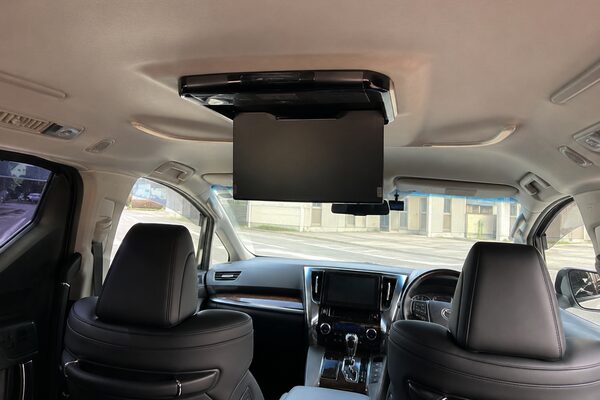 アルファード風ミニバンに純正風フリップダウンモニターを後付け施工した車内イメージ