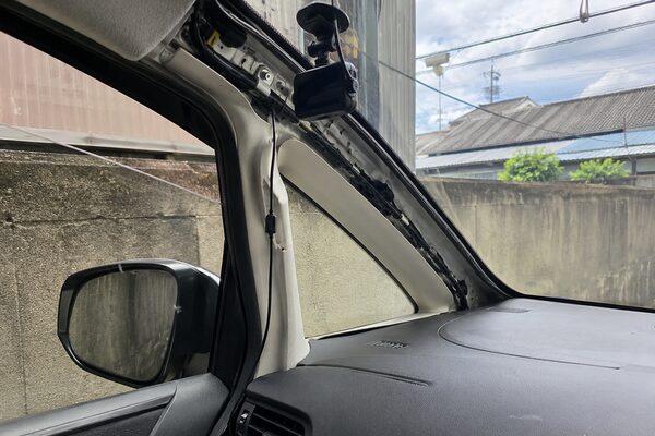 Aピラー付近に配線が見えているDIY施工の車内カスタム例（後付け感のある配線処理イメージ）