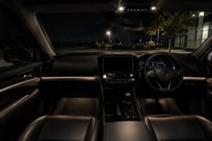 純正風アンビエントライトで高級感を演出した日本車SUVの夜間インテリア。ブラックレザーと暖色LEDで統一された落ち着きのある車内空間。