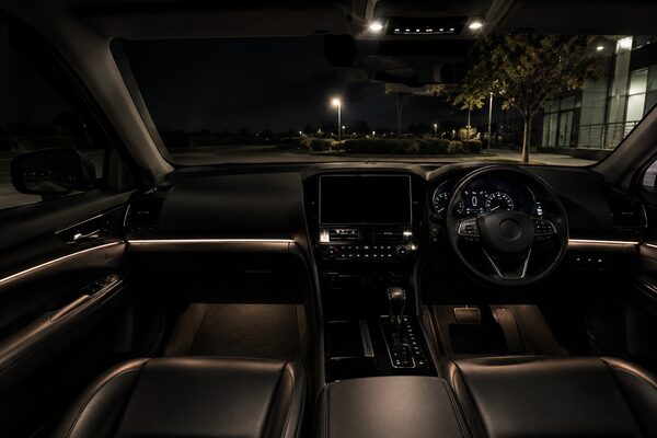 純正風アンビエントライトで高級感を演出した日本車SUVの夜間インテリア。ブラックレザーと暖色LEDで統一された落ち着きのある車内空間。