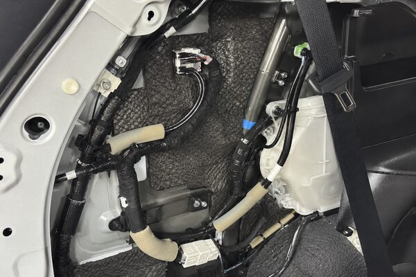 車内パネル内部でスポンジテープと防音材を使い純正風に配線処理されたプロ施工のイメージ