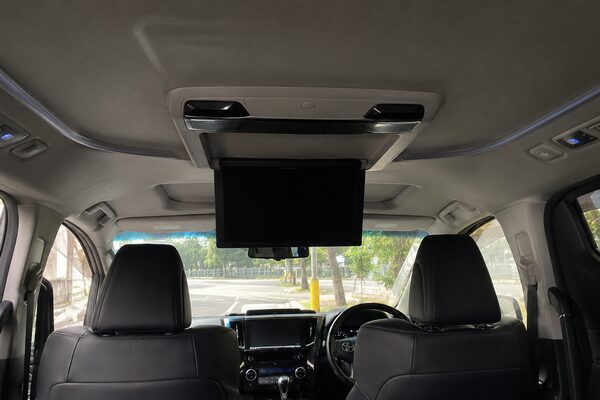 純正風にフリップダウンモニターを後付けした高級ミニバン車内の施工イメージ（配線が見えない天井一体型）