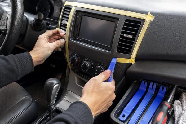 カプラーオンの商品でも、車種によってはナビ周りのパネル外しや養生が必要になります。